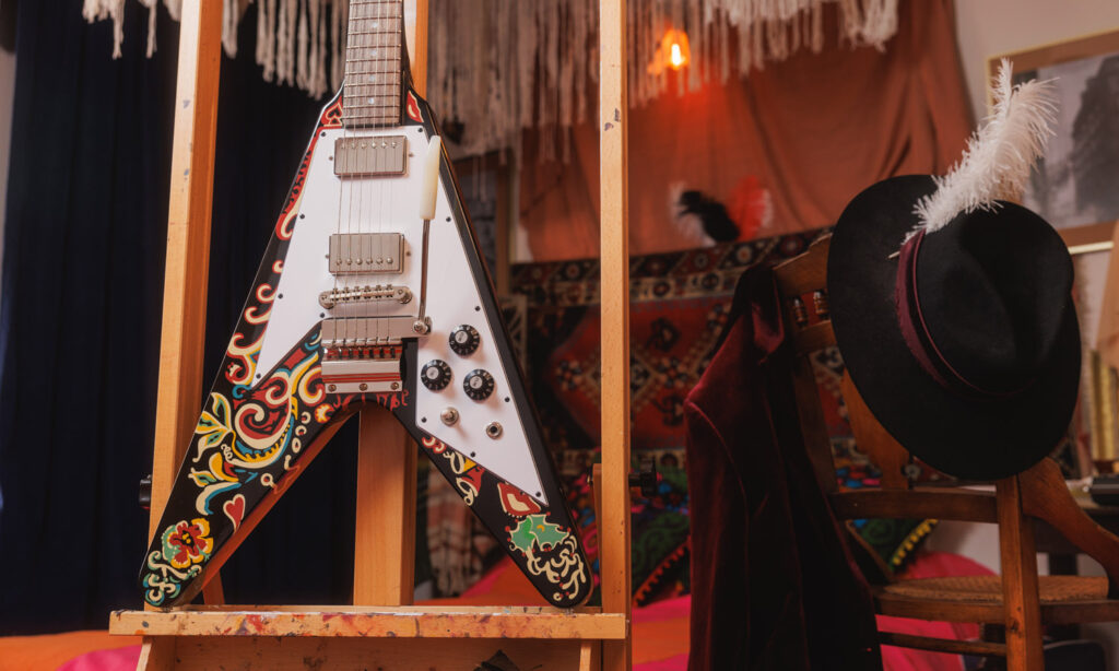 Epiphone Jimi Hendrix „Love Drops” Flying V (fot. Epiphone)