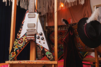 Epiphone Jimi Hendrix „Love Drops” Flying V (fot. Epiphone)