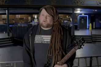 John Cooke i PRS S2 Mira (fot. YouTube / PRS Guitars Europe)