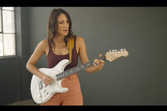 Molly Miller & Yamaha PACS+12 (fot. YouTube / Yamaha Guitars)
