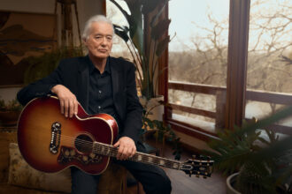 Jimmy Page i gitara Gibson Jimmy Page 1964 SJ-200 (fot. Gibson)