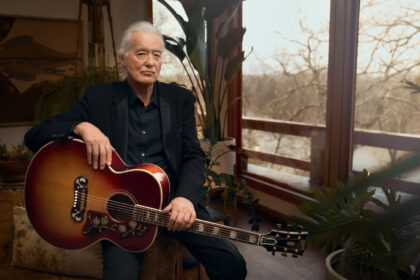 Jimmy Page i gitara Gibson Jimmy Page 1964 SJ-200 (fot. Gibson)