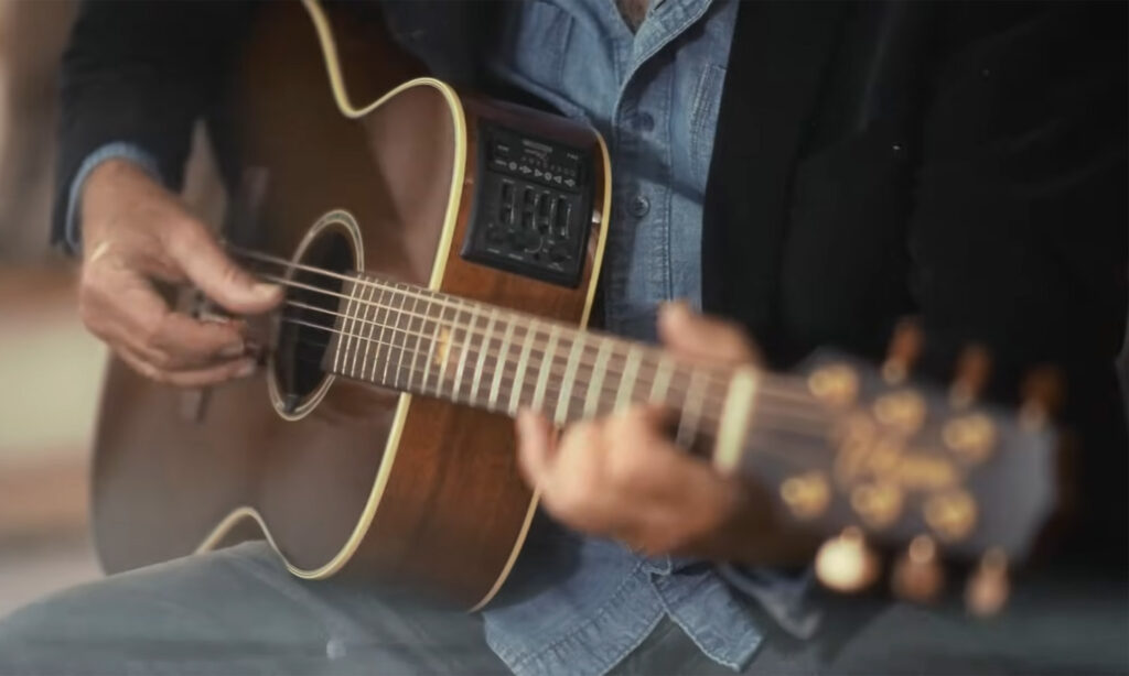 Mike Aiken & Takamine TF77-PT (fot. YouTube / Mike & Amy Aiken)