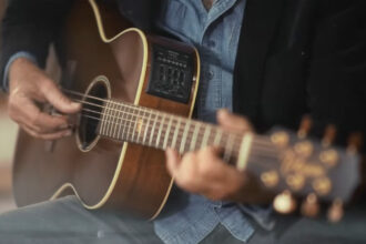 Mike Aiken & Takamine TF77-PT (fot. YouTube / Mike & Amy Aiken)