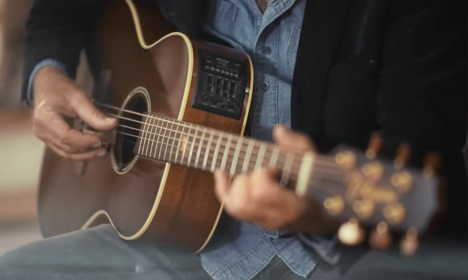 Mike Aiken & Takamine TF77-PT (fot. YouTube / Mike & Amy Aiken)