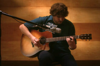 Michael Lemmo & Yamaha TAG3 C (fot. YouTube / Yamaha Guitars)