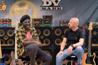 Richard Bona i Marco de Virgiliis (fot. YouTube / MarkbassAmps)