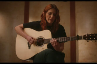 VAVÁ & Yamaha TAG3 C (fot. YouTube / Yamaha Guitars)