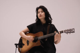 Uyuki & Yamaha TAG3 C (fot. YouTube / Yamaha Guitars)