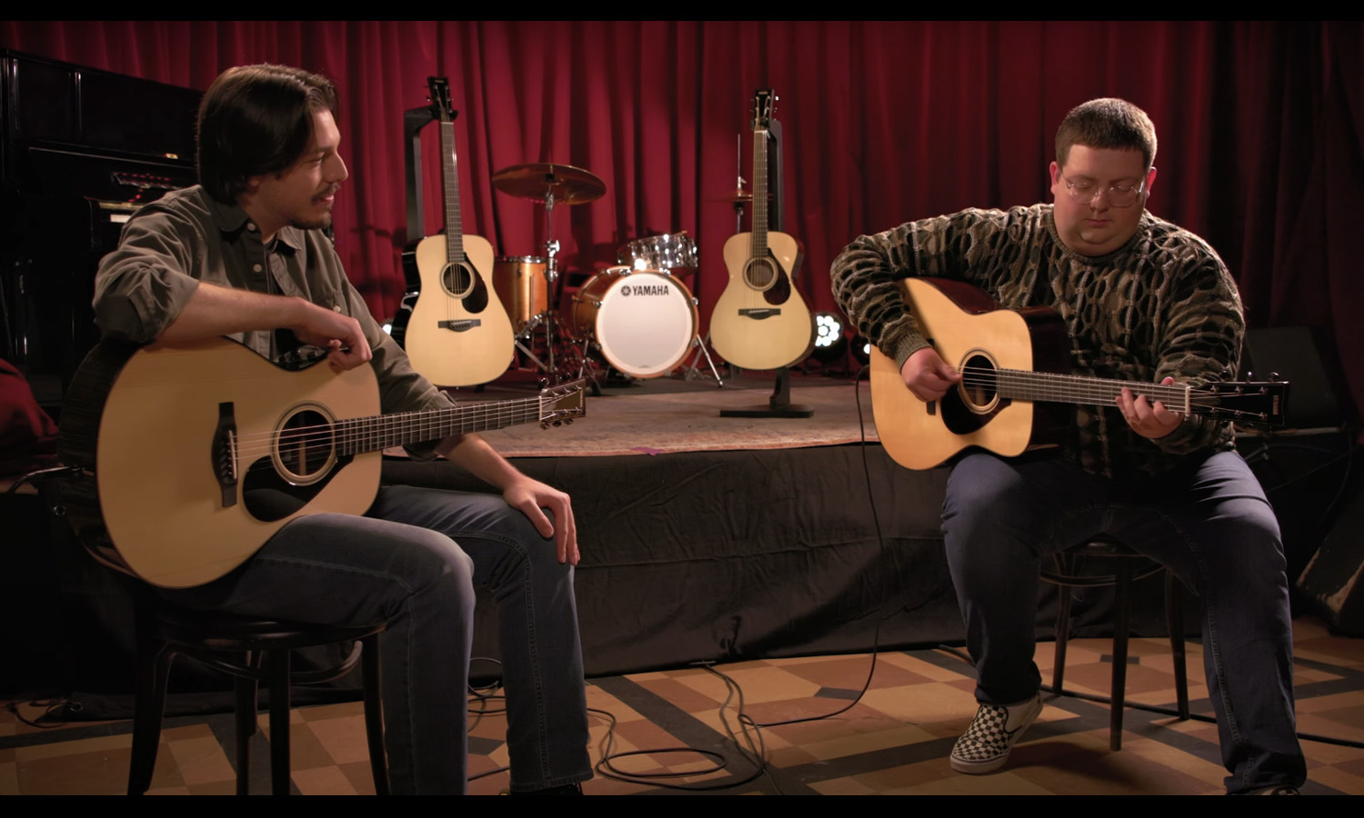 Jake Eddy i Brandon Soriano / Yamaha Atmosfeel (fot. YouTube / Yamaha Guitars)