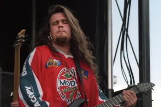 Mårten Hagström z Meshuggah grający na gitarze podczas koncertu w Pepsi Center, Denver, 2022 r.