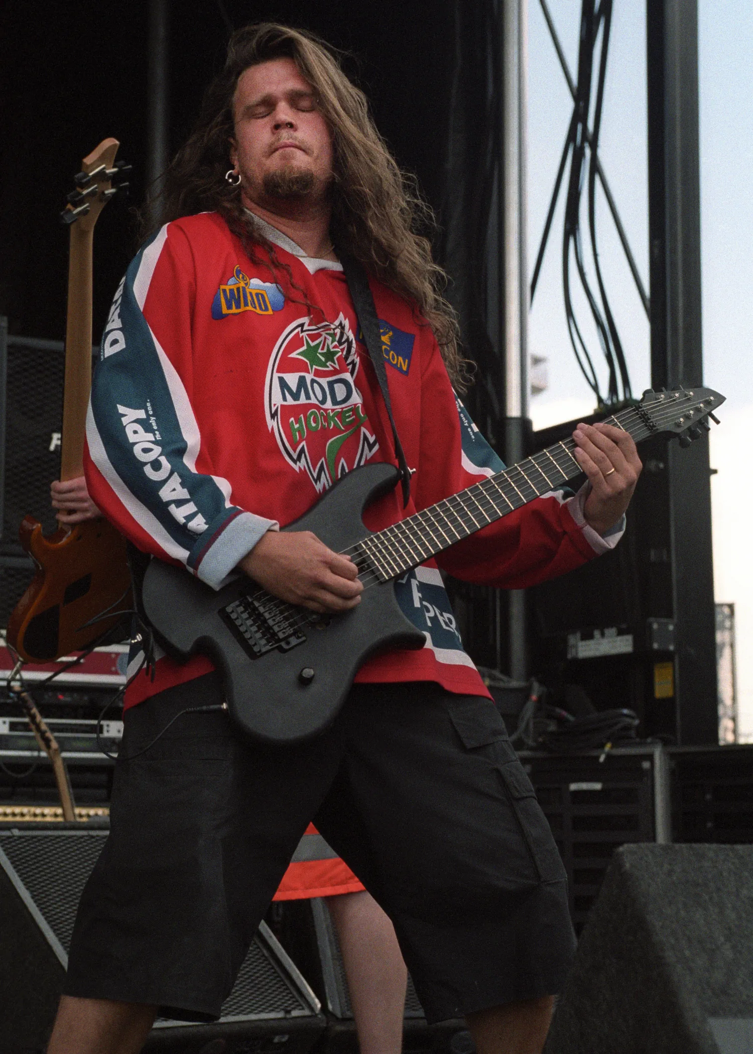 Mårten Hagström z Meshuggah grający na gitarze podczas koncertu w Pepsi Center, Denver, 2022 r.