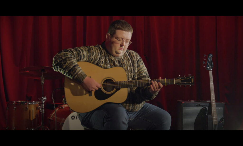 Jake Eddy & Yamaha FG9 RX (fot. YouTube / Yamaha Guitars)