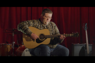 Jake Eddy & Yamaha FG9 RX (fot. YouTube / Yamaha Guitars)