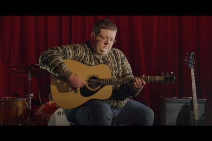 Jake Eddy & Yamaha FG9 RX (fot. YouTube / Yamaha Guitars)