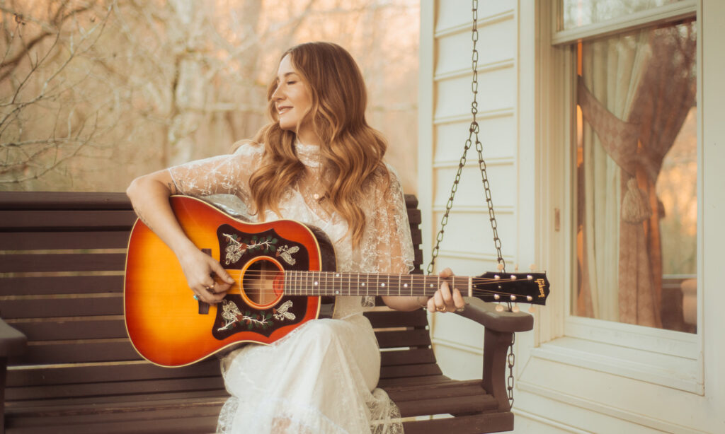 Margo Price z gitarą Gibson Margo Price J-45 (fot. Gibson)