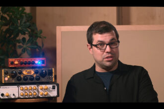 Justin Gray i jego wzmacniacze Markbass (fot. YouTube / Justin Gray Sound)