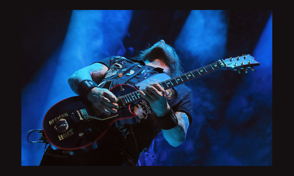 Gary Holt z gitarą ESP w 2019 roku (fot. L Paul Mann / Shutterstock.com)