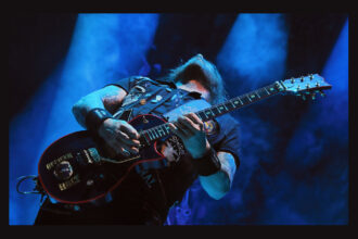 Gary Holt z gitarą ESP w 2019 roku (fot. L Paul Mann / Shutterstock.com)