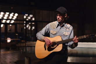 Hayden Pedigo & Yamaha FG9R (fot. Yamaha Guitars)