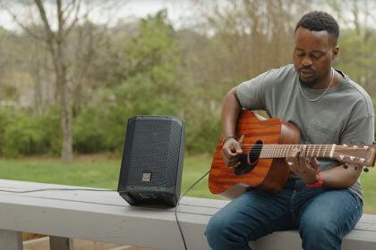 Electro-Voice EVERSE 8 & Ben Mulwana (fot. YouTube / Electro-Voice Official)