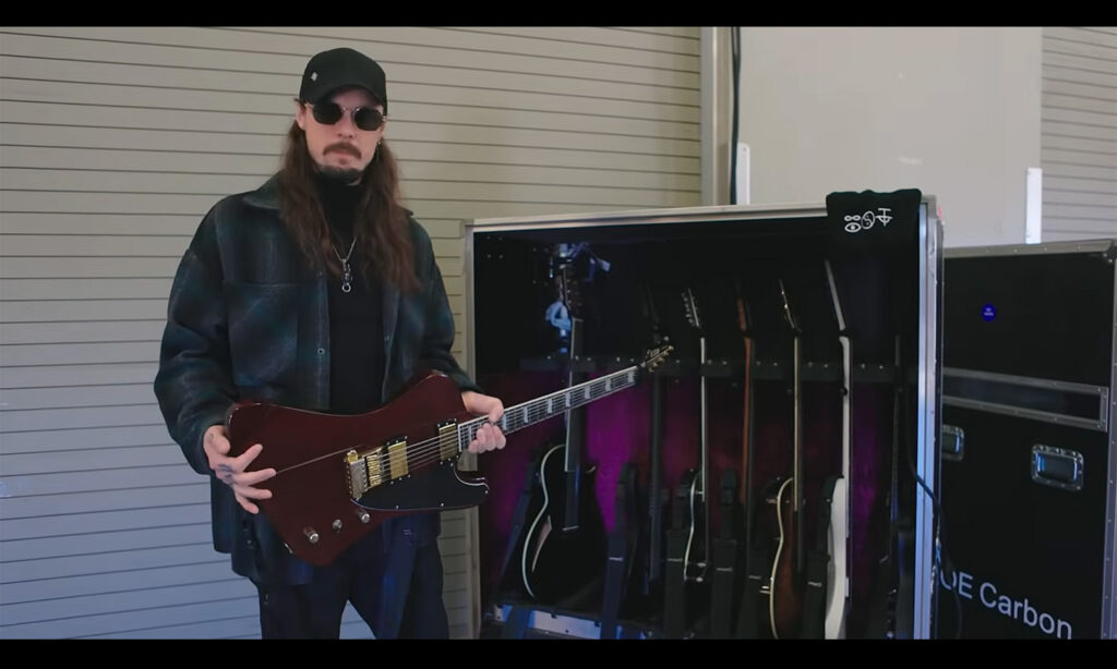 Joakim „Jolly” Karlsson i LTD Deluxe Phoenix-1000 (fot. YouTube / ESP Guitars USA)