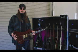 Joakim „Jolly” Karlsson i LTD Deluxe Phoenix-1000 (fot. YouTube / ESP Guitars USA)