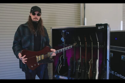 Joakim „Jolly” Karlsson i LTD Deluxe Phoenix-1000 (fot. YouTube / ESP Guitars USA)