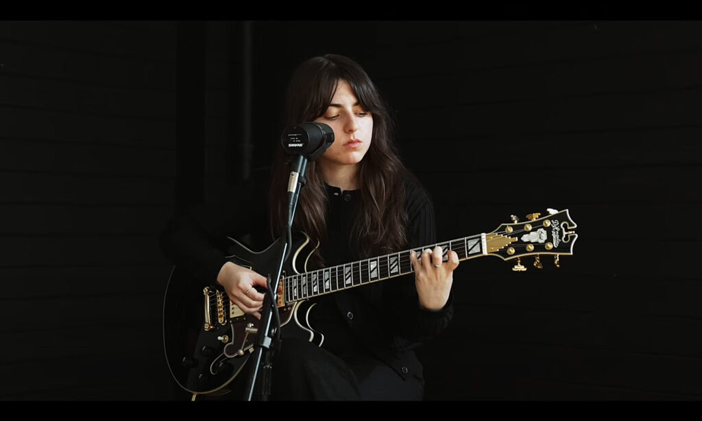 Sofia Wolfson & D'Angelico Excel Mini DC (fot. YouTube / D'Angelico Guitars)