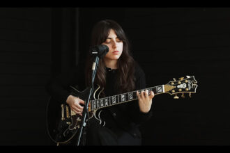 Sofia Wolfson & D'Angelico Excel Mini DC (fot. YouTube / D'Angelico Guitars)