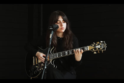 Sofia Wolfson & D'Angelico Excel Mini DC (fot. YouTube / D'Angelico Guitars)