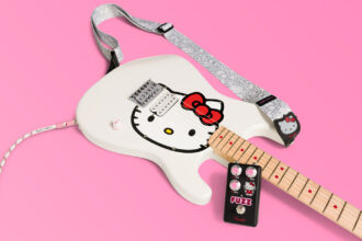 Fender x Hello Kitty Stratocaster & Fuzz Pedal (fot. Fender)