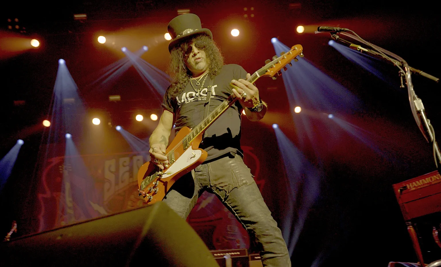 Slash z zespołem Slash’s Blues Ball podczas koncertu Live at the S.E.R.P.E.N.T. Festival