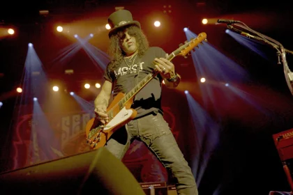 Slash z zespołem Slash’s Blues Ball podczas koncertu Live at the S.E.R.P.E.N.T. Festival