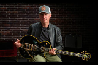 Joe Bonamassa ze swoim nowym modelem Epiphone ’59 Les Paul Custom (fot. Epiphone)