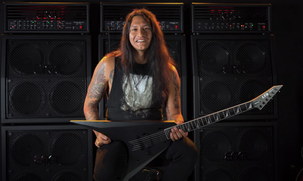 Jon Krieger & LTD Deluxe Arrow-1000NT (fot. YouTube / ESP Guitars USA)