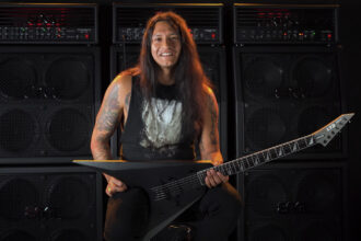 Jon Krieger & LTD Deluxe Arrow-1000NT (fot. YouTube / ESP Guitars USA)
