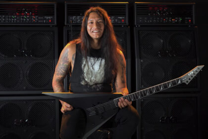 Jon Krieger & LTD Deluxe Arrow-1000NT (fot. YouTube / ESP Guitars USA)