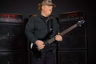 Cody Quistad & LTD SN-1 HT Baritone (fot. YouTube / ESP Guitars USA)