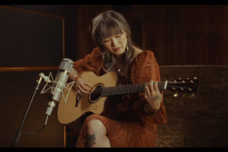 Yvette Young & Yamaha TAS3 C (fot. YouTube / Yamaha Guitars)
