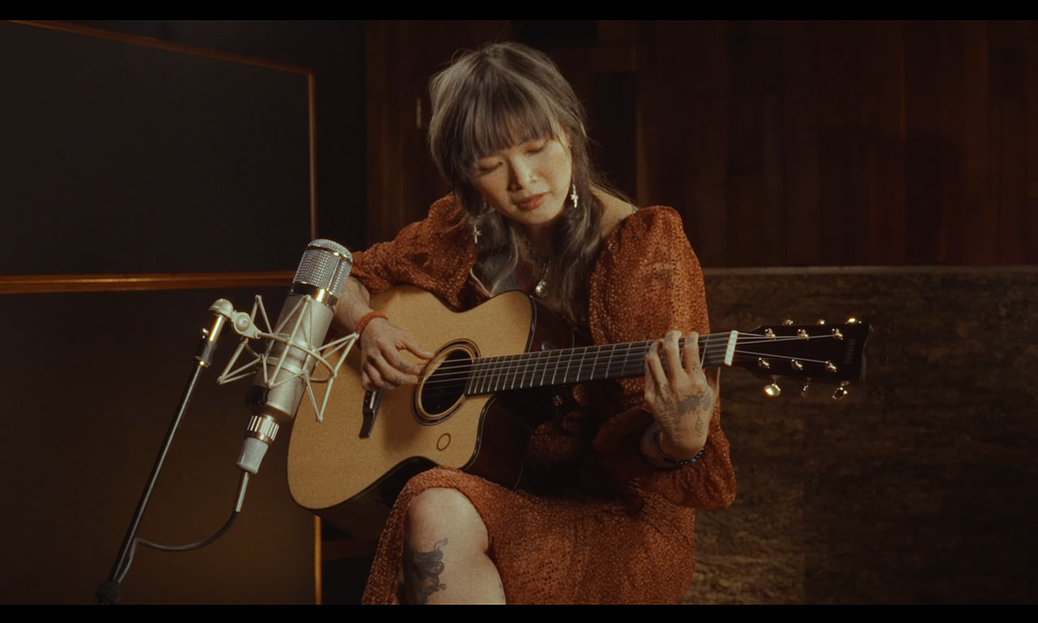 Yvette Young & Yamaha TAS3 C (fot. YouTube / Yamaha Guitars)