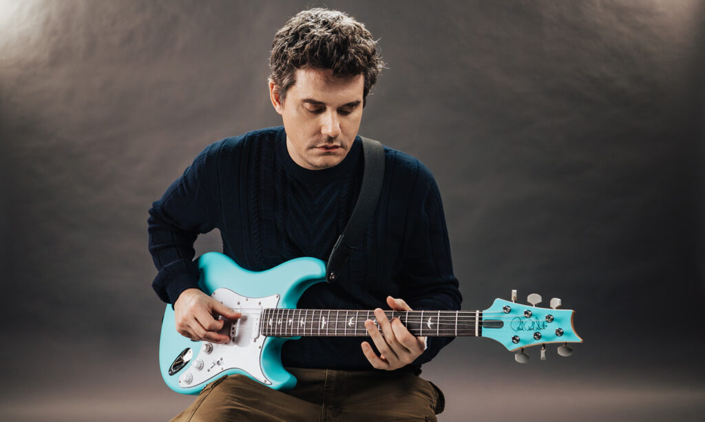 John Mayer z gitarą PRS Silver Sky Wild Blue Limited Edition (fot. PRS Guitars)