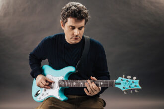 John Mayer z gitarą PRS Silver Sky Wild Blue Limited Edition (fot. PRS Guitars)