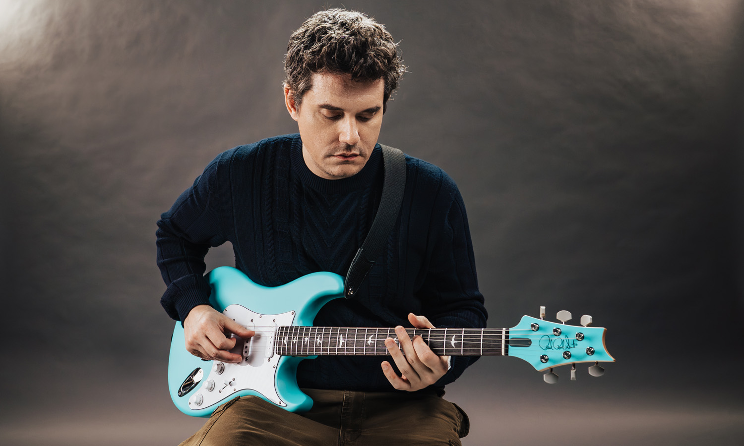 John Mayer z gitarą PRS Silver Sky Wild Blue Limited Edition (fot. PRS Guitars)