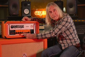 Ade Emsley & Orange OR60 (fot. YouTube / Orange Amps)
