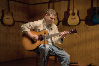 Ethan Ridings & Yamaha TAS1 C (fot. YouTube / Yamaha Guitars)
