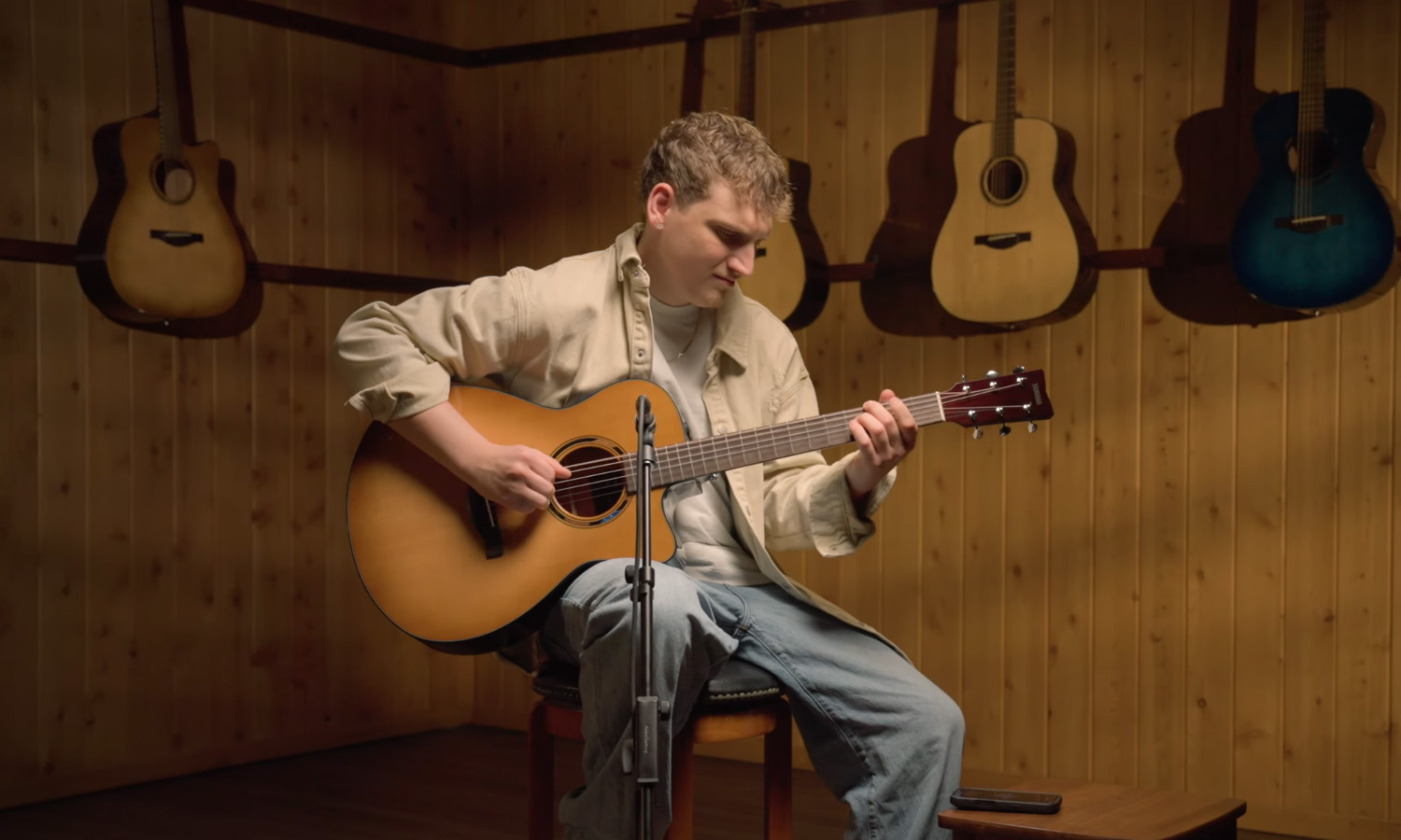 Ethan Ridings & Yamaha TAS1 C (fot. YouTube / Yamaha Guitars)