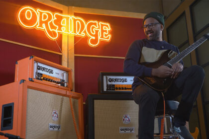 Quinton Lucion i Orange OR60 (fot. YouTube / Orange Amps)
