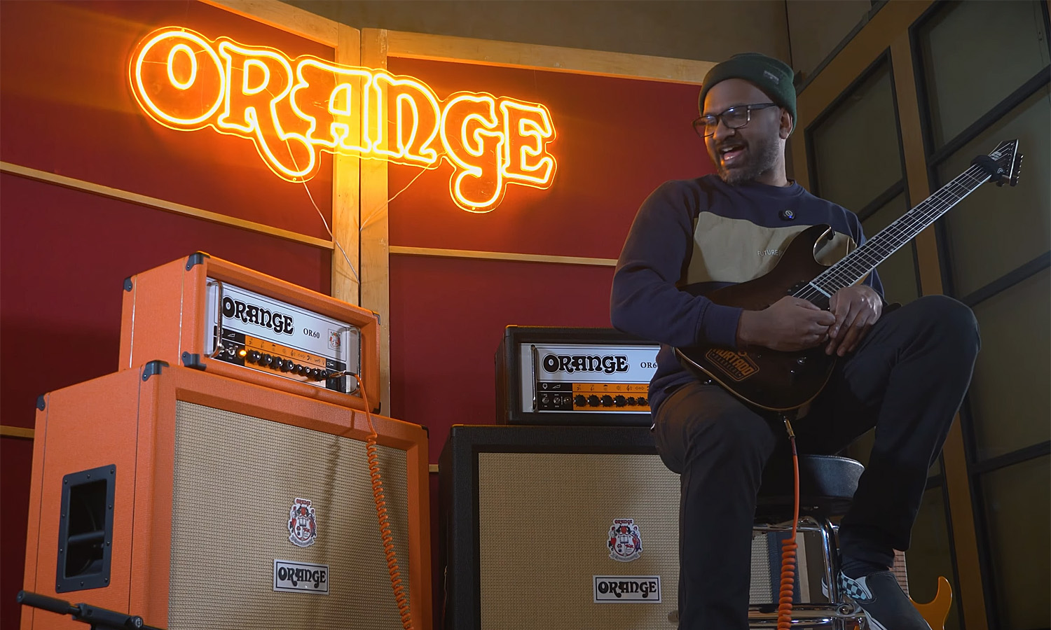 Quinton Lucion i Orange OR60 (fot. YouTube / Orange Amps)