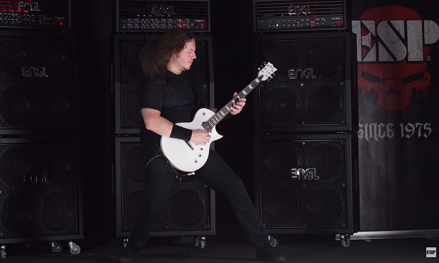 Chase Becker & LTD EC-1000 Pearl White (fot. YouTube / ESP Guitars USA)